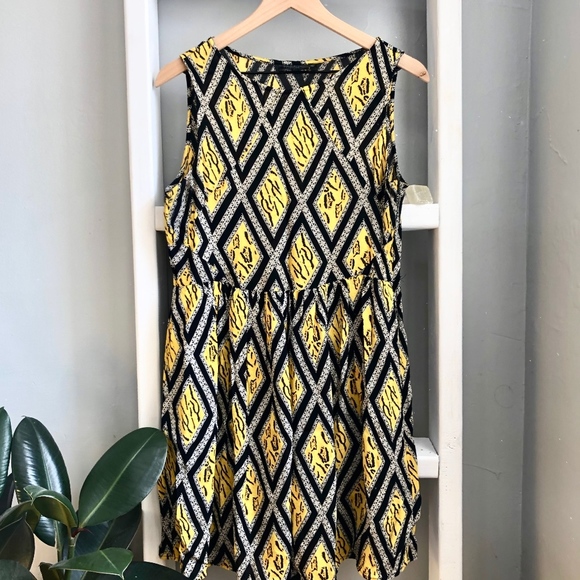 Topshop Dresses & Skirts - Topshop Yellow Black Diamond Print Fit & Flare 10